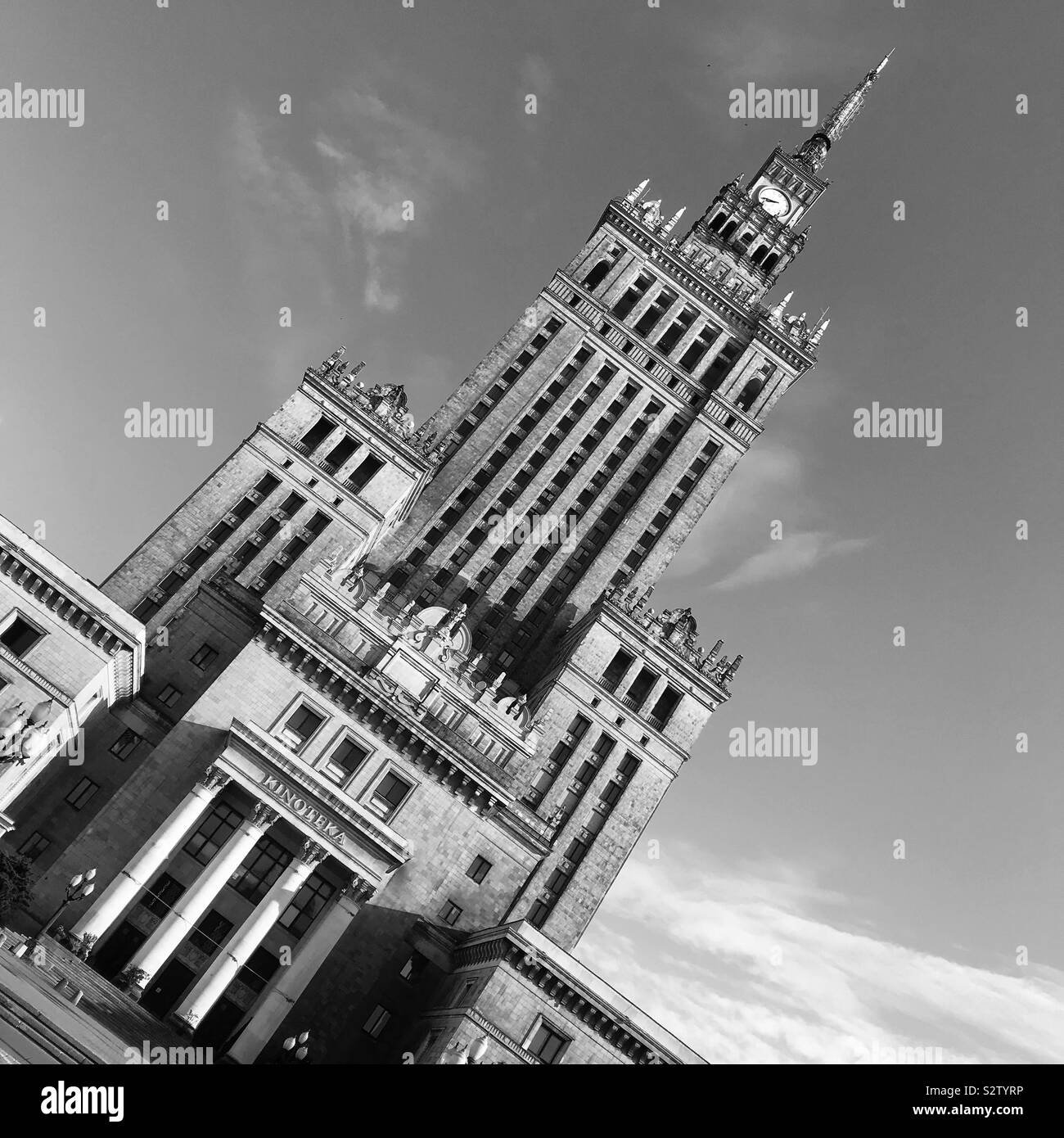 Varsavia Polonia il celeberrimo Palazzo della Cultura costruire un dono dall'Unione Sovietica negli anni cinquanta - Immagine stock catturata con smartphone