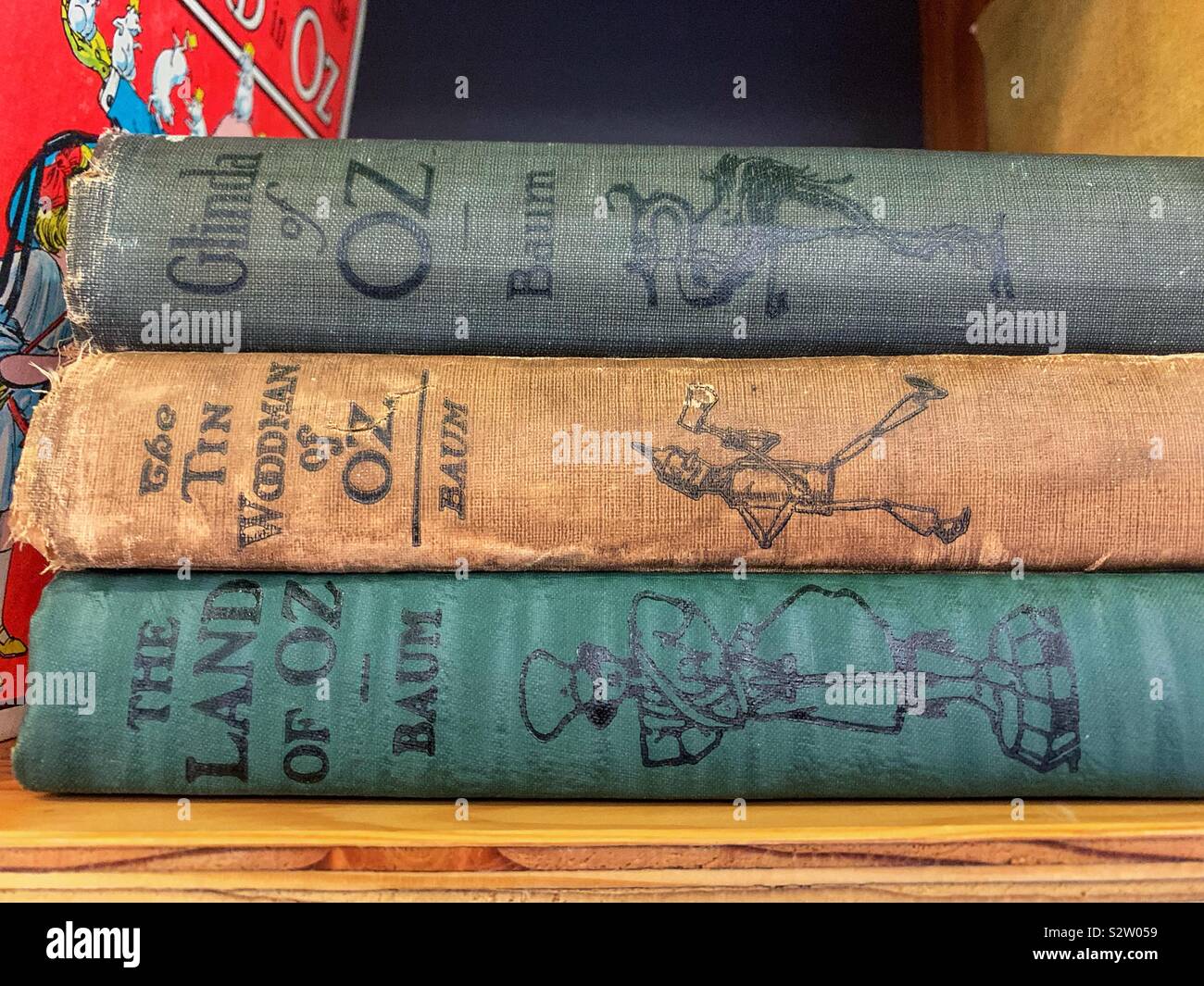 Vintage libri con copertina rigida della terra di Oz, Woodman di Oz e Glinda di Oz per autore Baum. Foto Stock