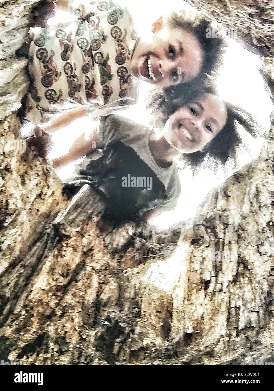 Dei bambini felici ad esplorare. Foto Stock