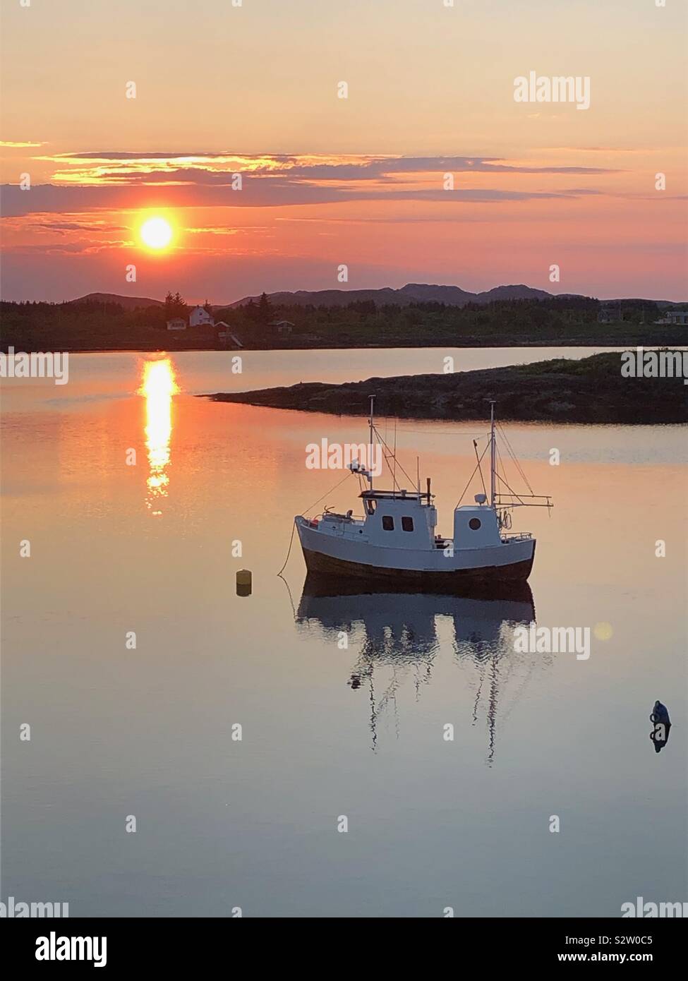 Il sole di mezzanotte, Heroy Isola, Norvegia Foto Stock