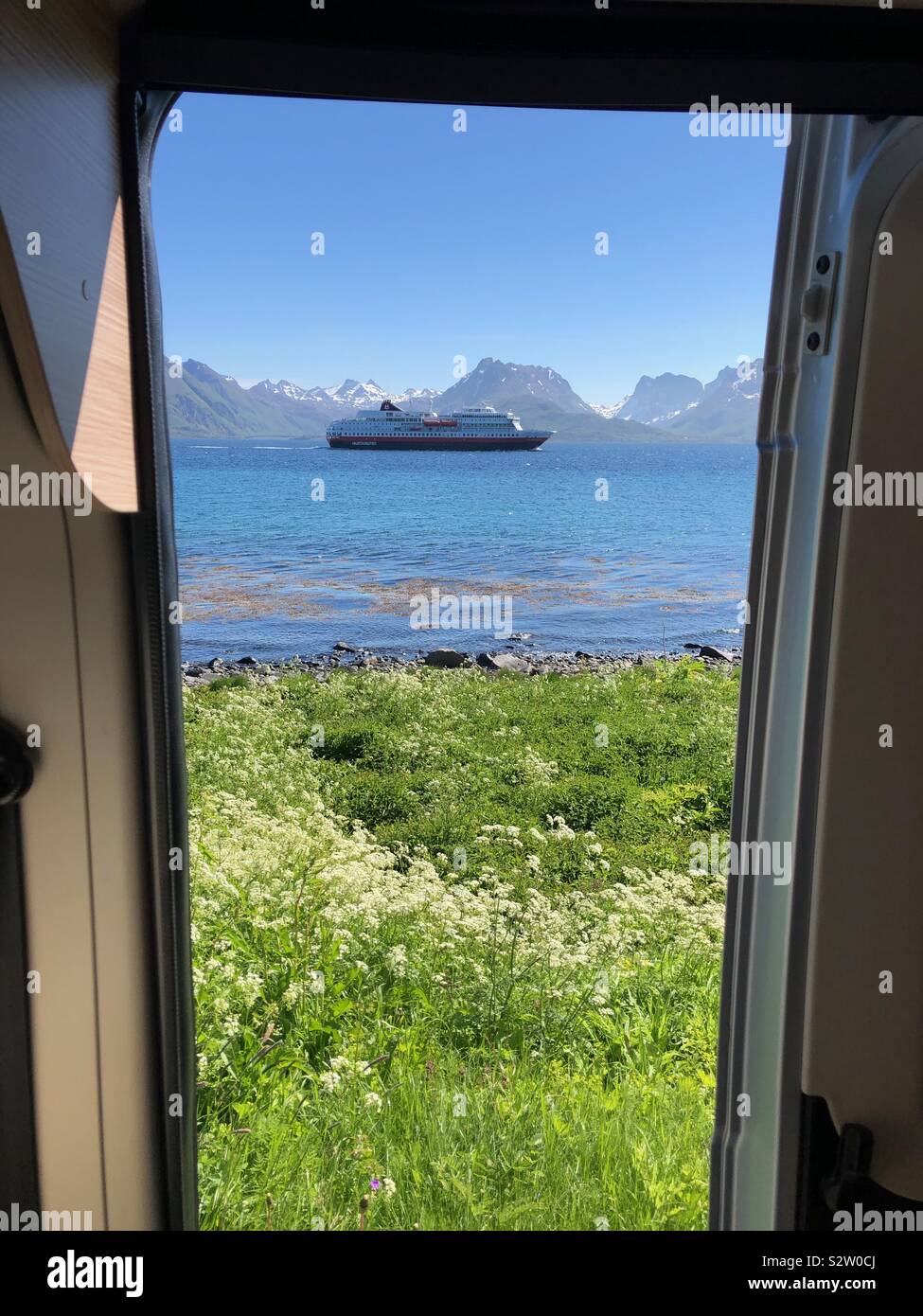 Hurtigruten nave che naviga attraverso il fiordo, visto dal camper. Foto Stock