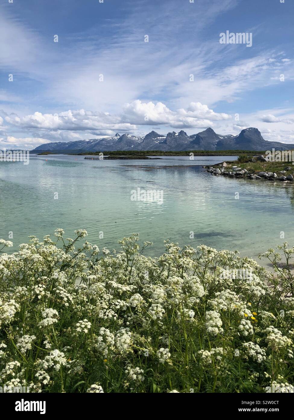 Le sette sorelle mountain range a Heroy Isola, Norvegia. Foto Stock