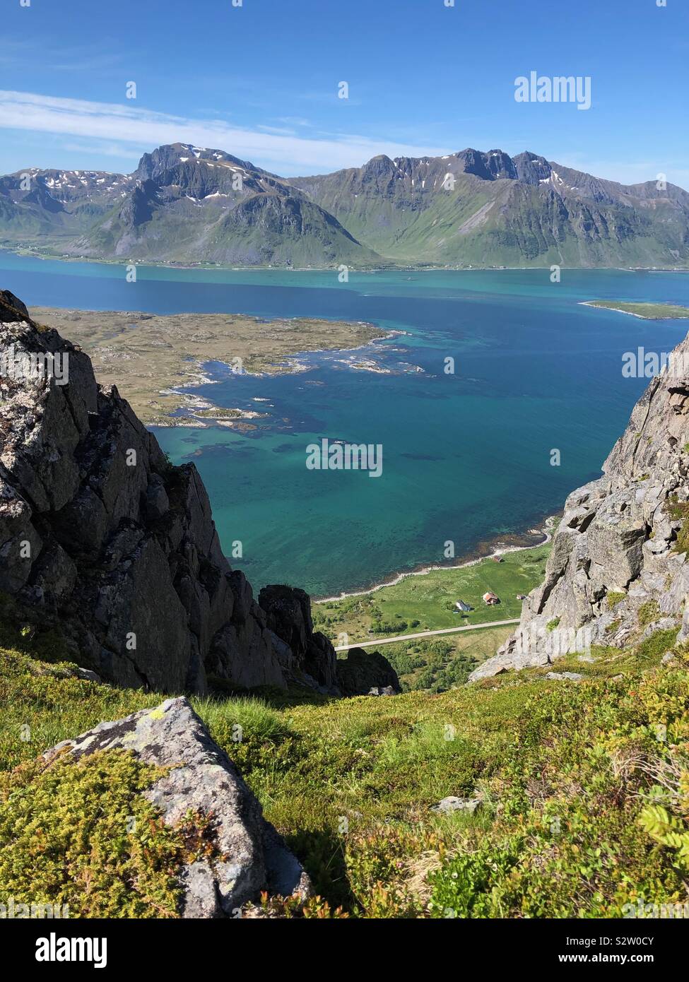 Vista da Hoven picco di montagna, isole Lofoten in Norvegia Foto Stock