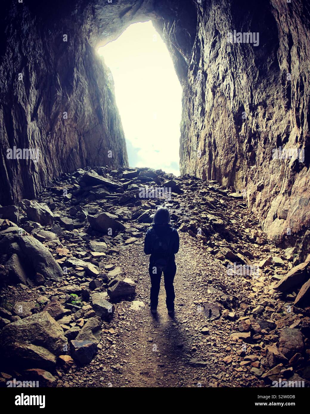 Camminare verso la luce, Torghatten grotta, Helgeland, Norvegia. Foto Stock