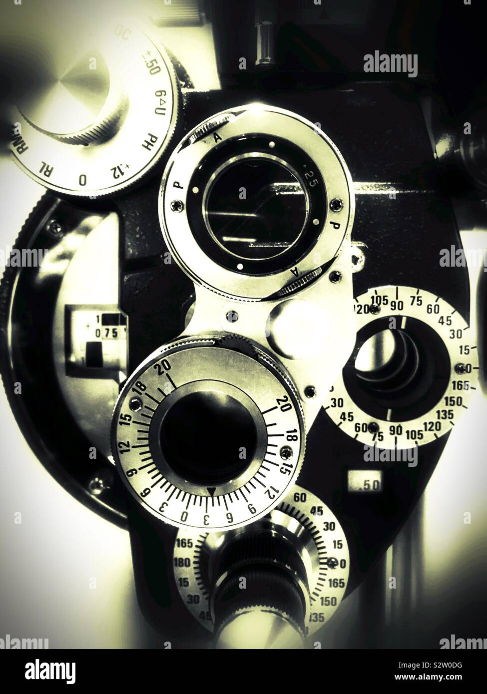 Apparecchiatura per esame oculare Phoropter - Immagine stock catturata con smartphone