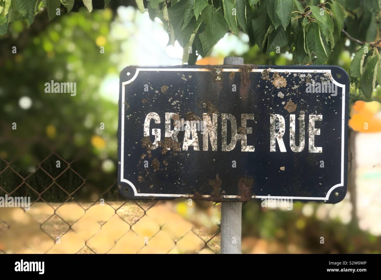 Francese antico Grande Rue segno con giardino dietro Foto Stock