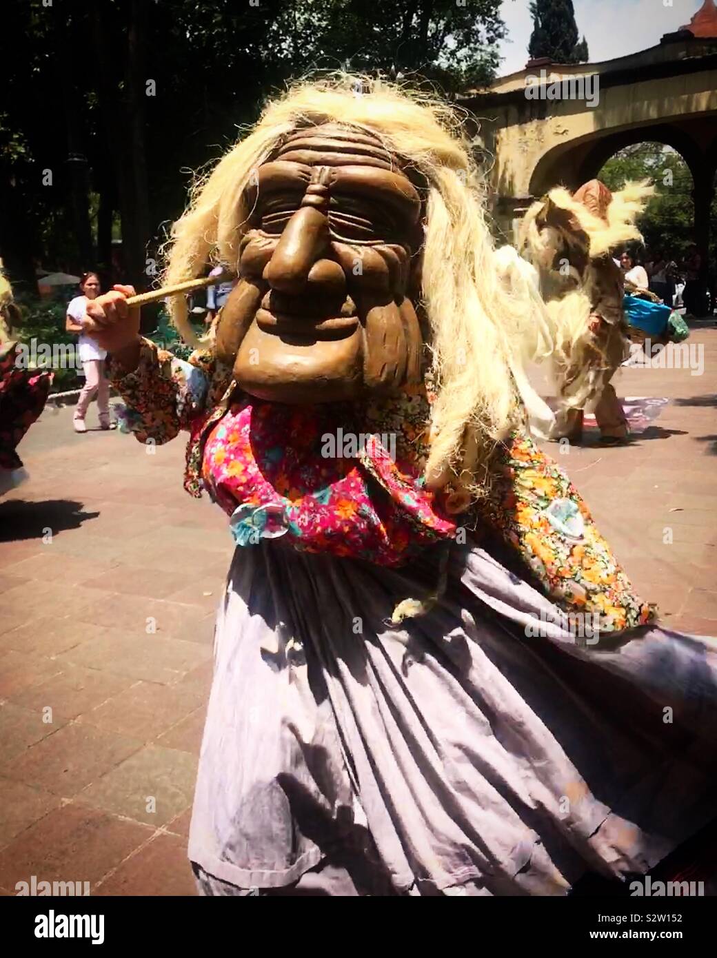 Una donna mascherata esegue la Danza degli anziani (Danza de los viejitos) in Coyoacan, Messico - Immagine stock catturata con smartphone