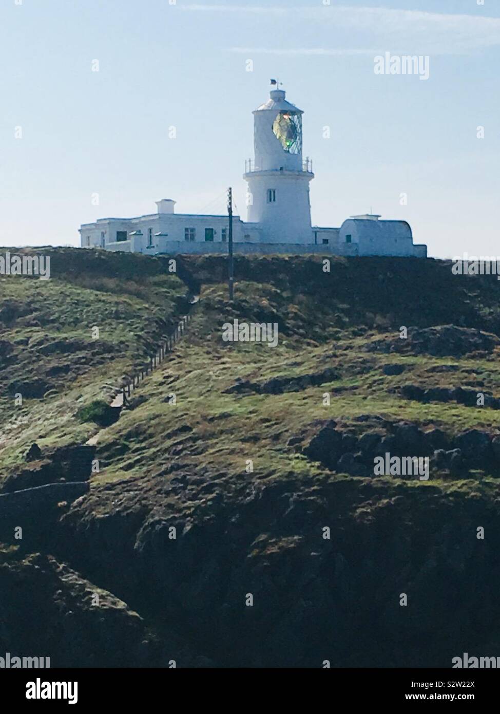 Strumble Head Lighthouse in Pembrokeshire, West Wales, Regno Unito Foto Stock