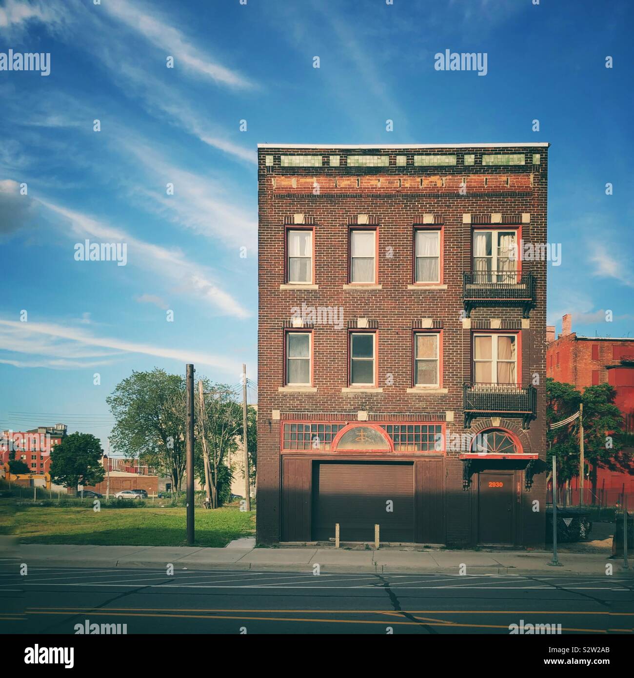 Un vecchio edificio di mattoni rossi contro un cielo blu a Detroit, Michigan aveva una sensazione di vintage Foto Stock