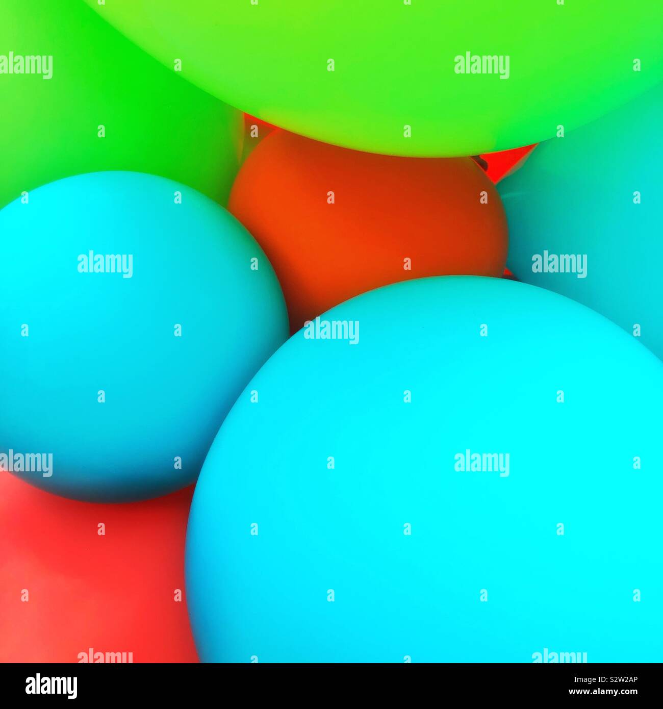 Una colorata immagine astratta di un primo piano di differenti di palloncini colorati Foto Stock