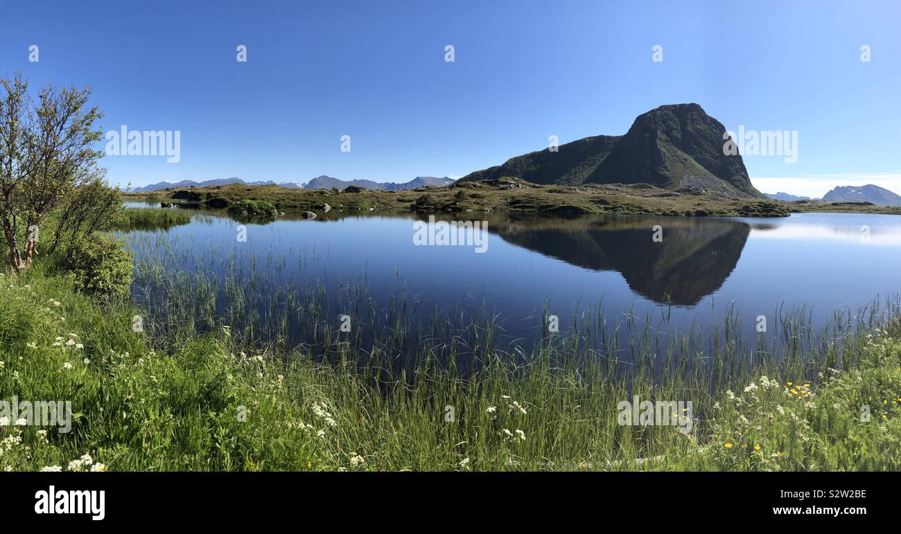 Montare Hoven riflessione, Gimsoya, Isole Lofoten in Norvegia Foto Stock