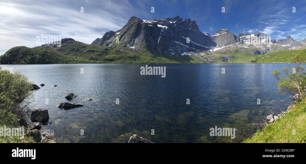 Il paesaggio intorno a Nusfjord, Isole Lofoten in Norvegia Foto Stock