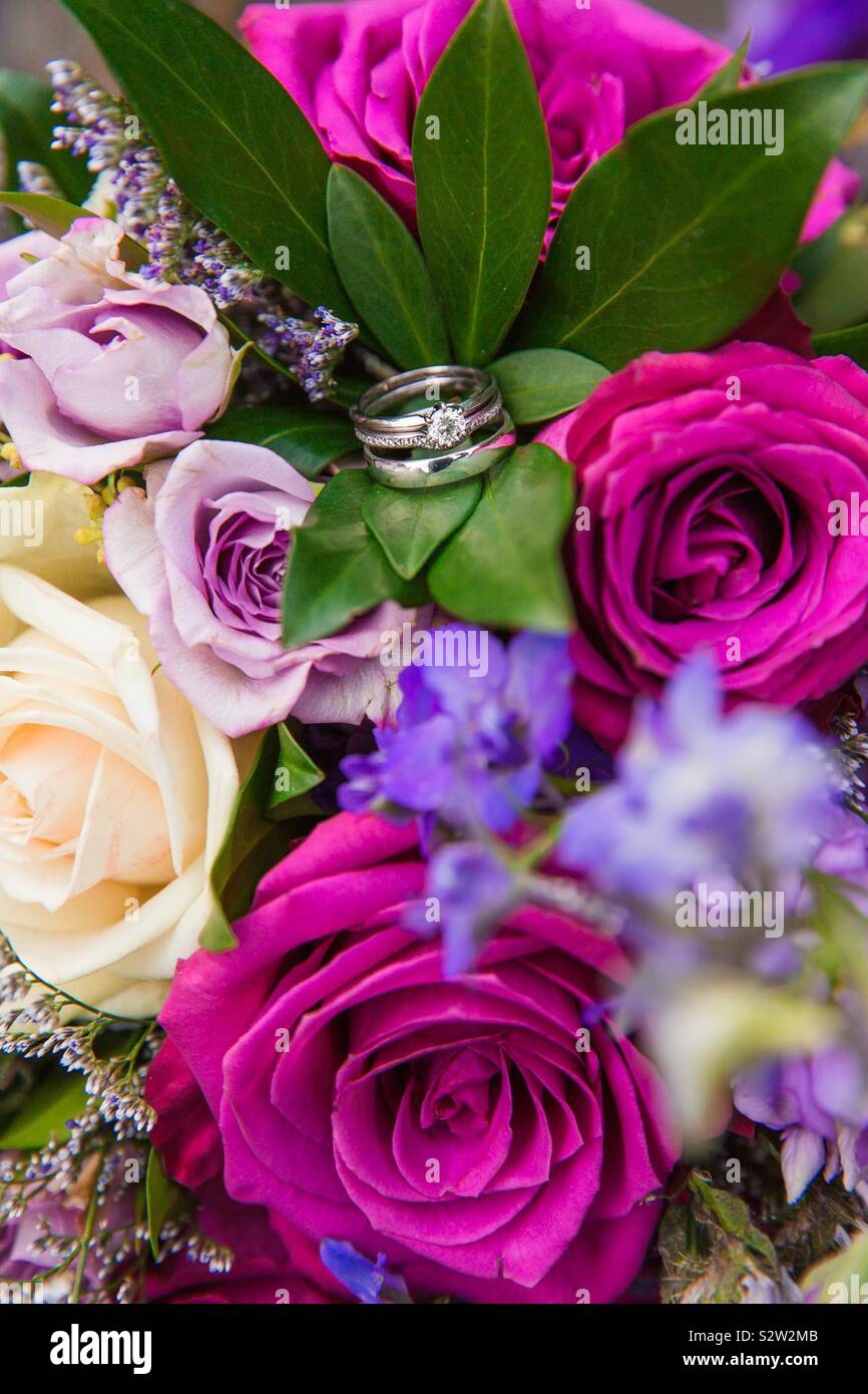 Gli anelli di nozze e anello di fidanzamento su bouquet di fiori Foto stock  - Alamy
