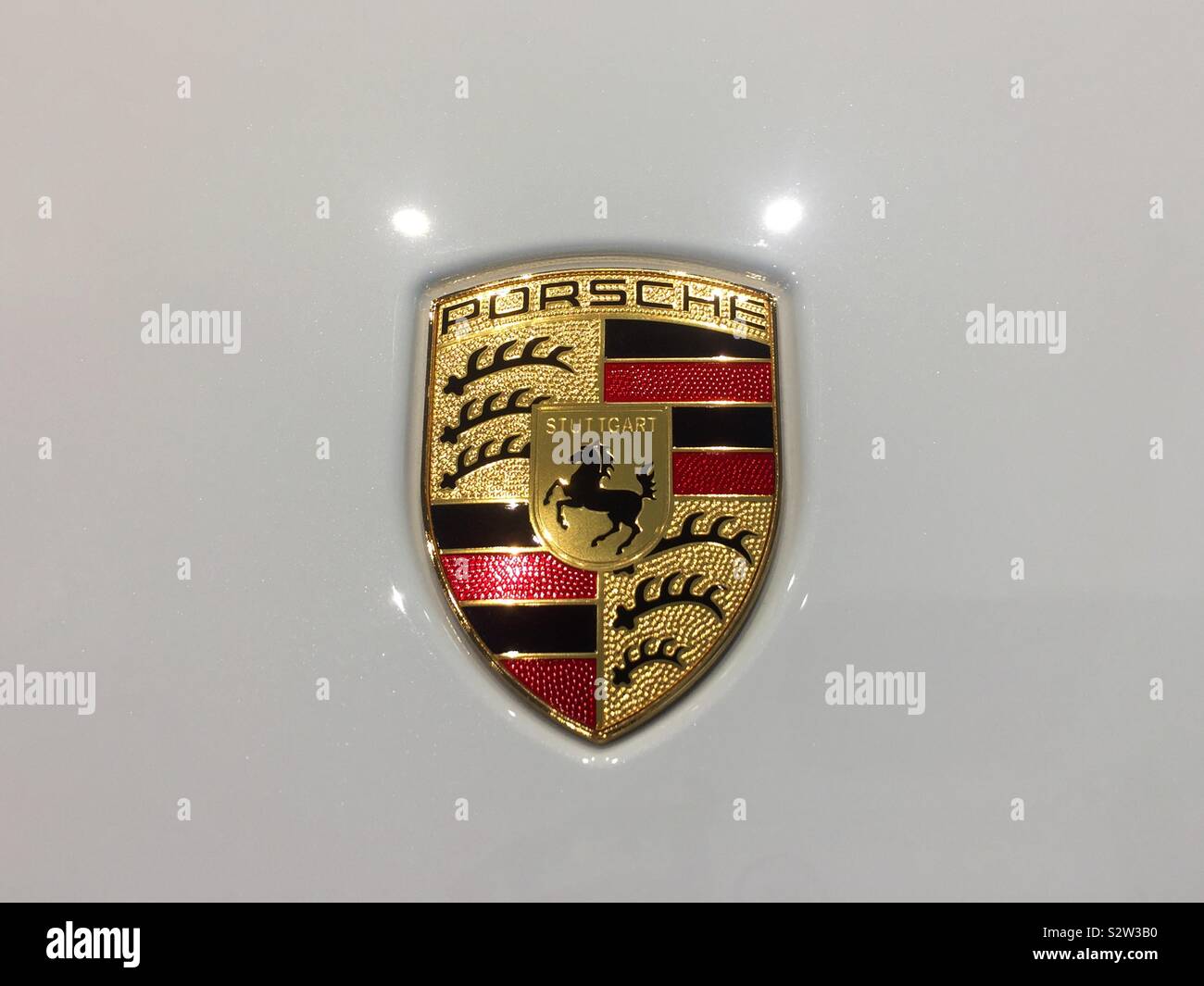 Porsche auto badge - Immagine stock catturata con smartphone