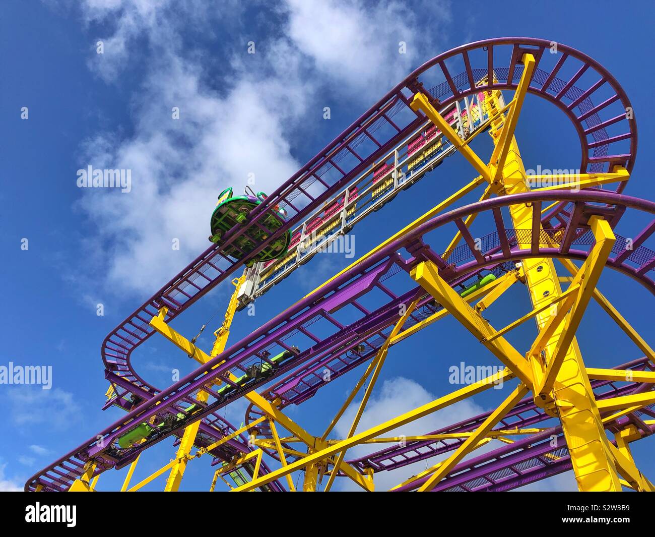Wild Mouse roller coaster ride a Barry Island Pleasure Park, nel Galles del Sud. Foto Stock