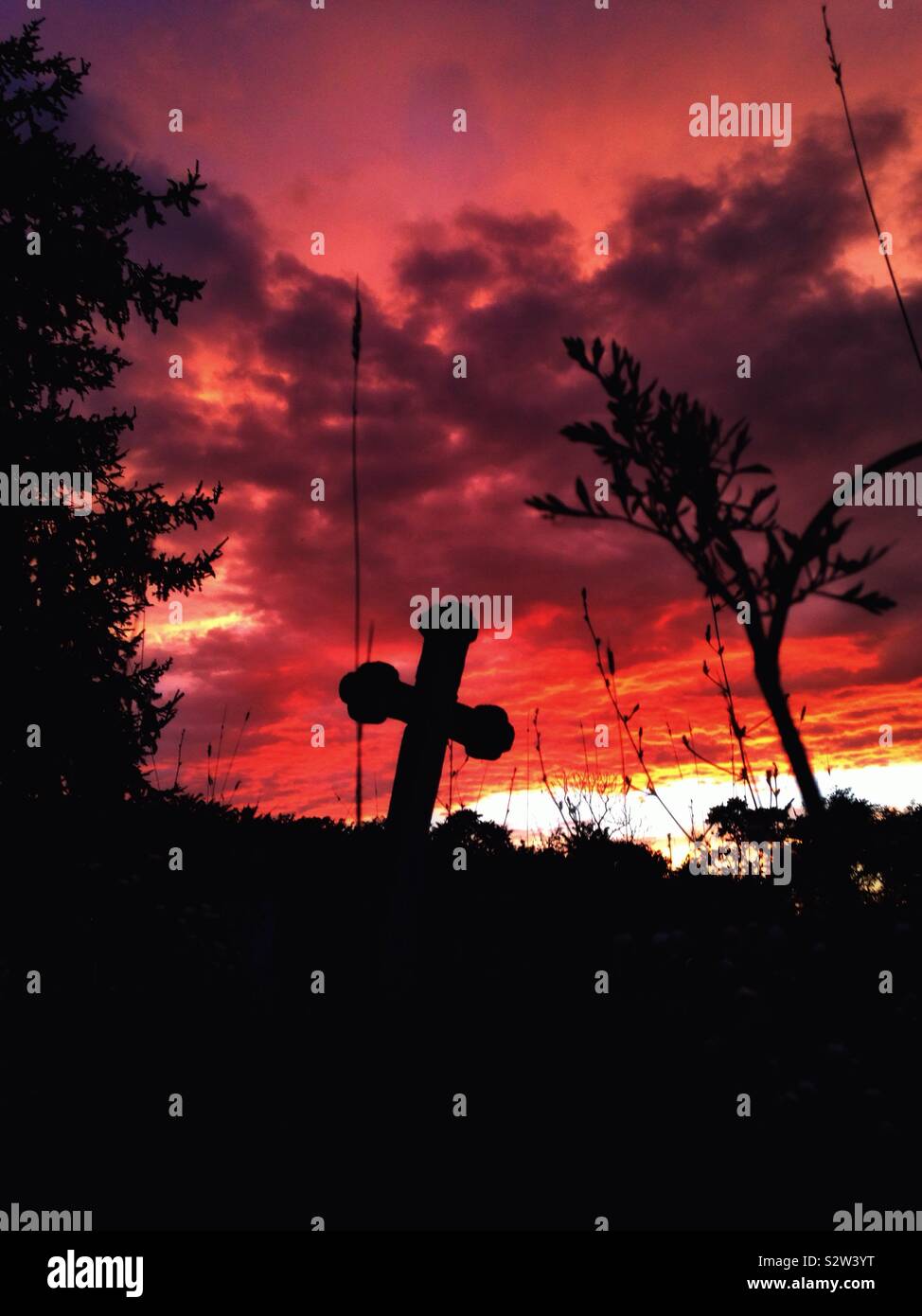 Bloody tramonto in un vecchio cimitero della Transilvania Foto Stock