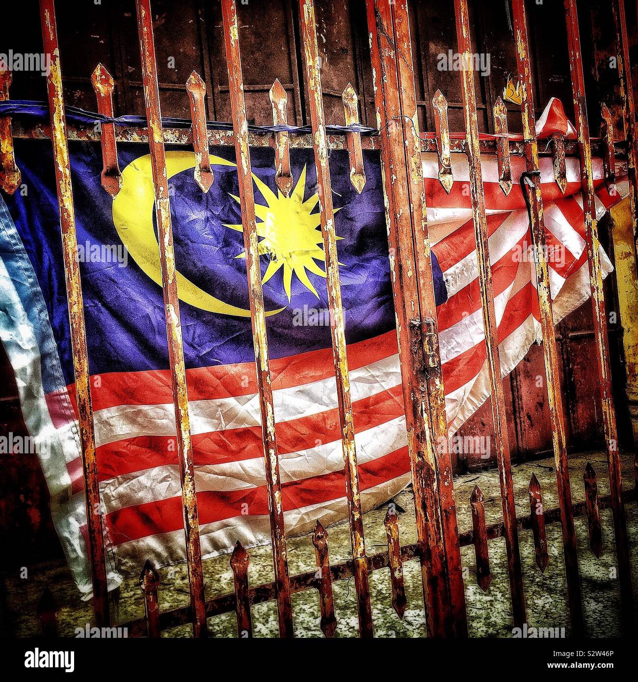 Una bandiera malese nella Città Vecchia di George Town, Penang, Malaysia - Immagine stock catturata con smartphone