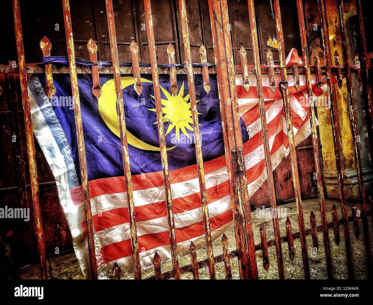 Una bandiera malese nella Città Vecchia di George Town, Penang, Malaysia - Immagine stock catturata con smartphone