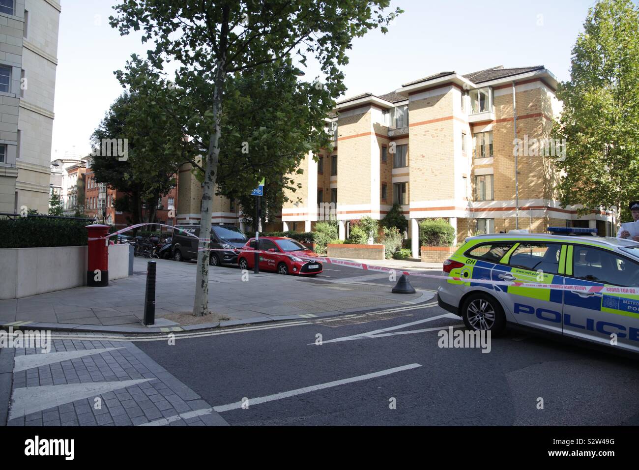 London, Regno Unito - 13 agosto 2019: Scena in Munster Square, Camden come il lancio di polizia un assassinio di indagine a seguito della morte di un uomo la notte scorsa. Foto Stock