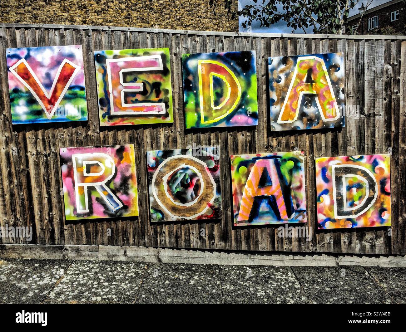 Colorate opere d'arte su una recinzione in legno in veda Road, Brockley, Lewisham, Londra - Immagine stock catturata con smartphone