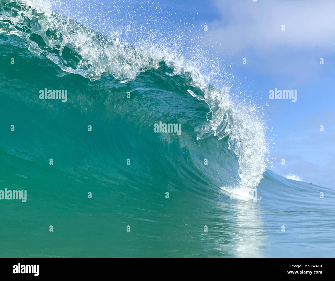 Un'onda. Manhattan Beach, California USA. Foto Stock