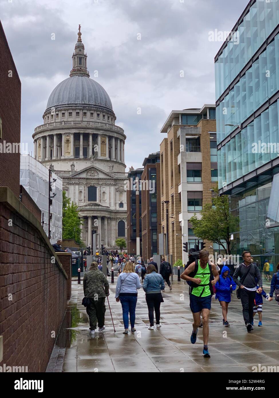 London, Regno Unito - 12 August 2019: St Pauls Cathedral e la gente a piedi sotto la pioggia. - Immagine stock catturata con smartphone