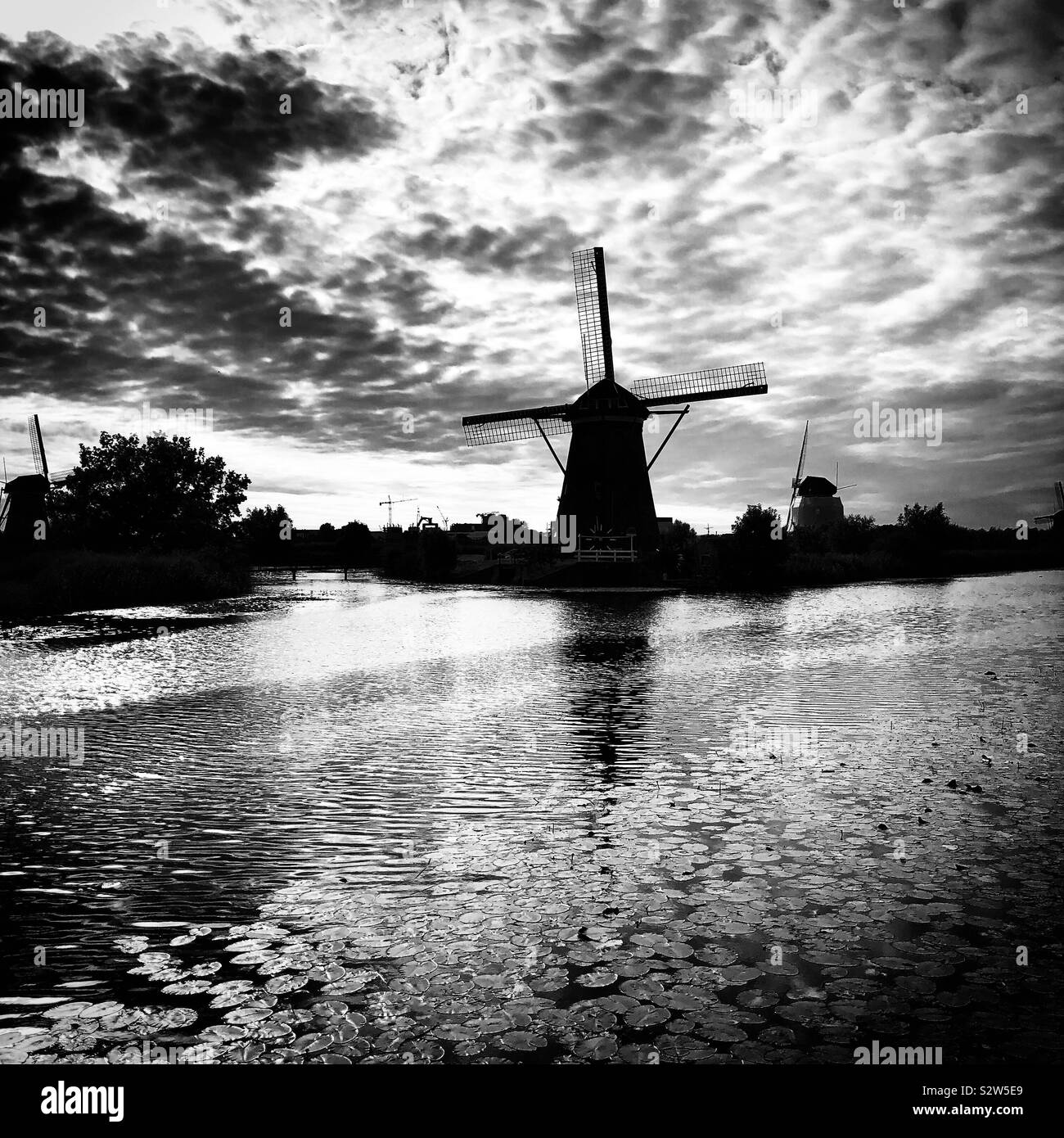 Silhouette di mulino a vento a Kinderdijk, Paesi Bassi. Foto Stock