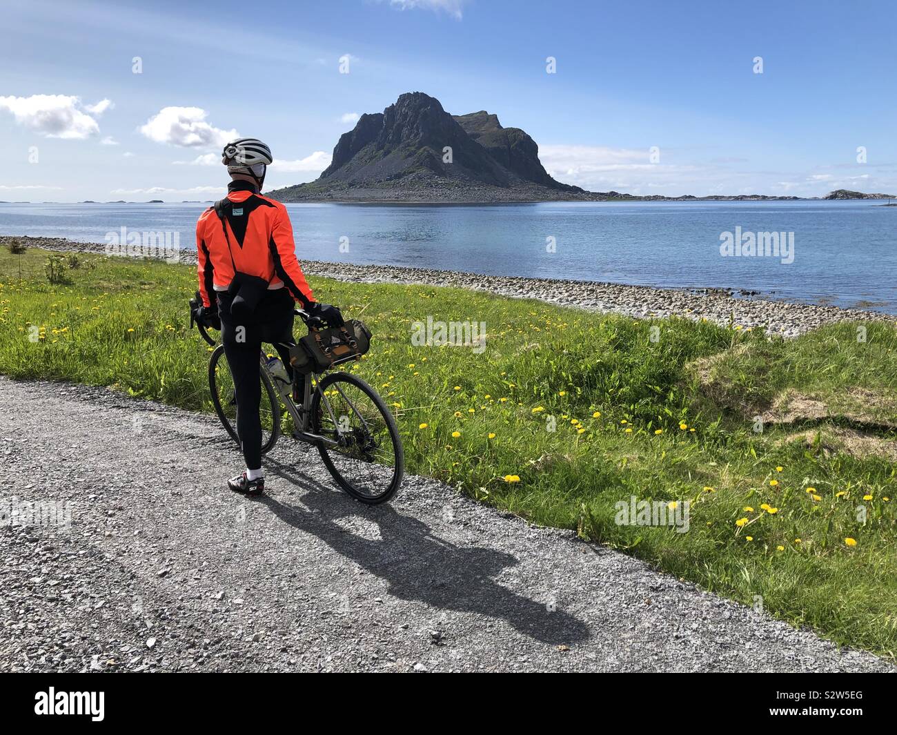 Ciclista guardando fuori dall isola di Vega, Norvegia. Foto Stock