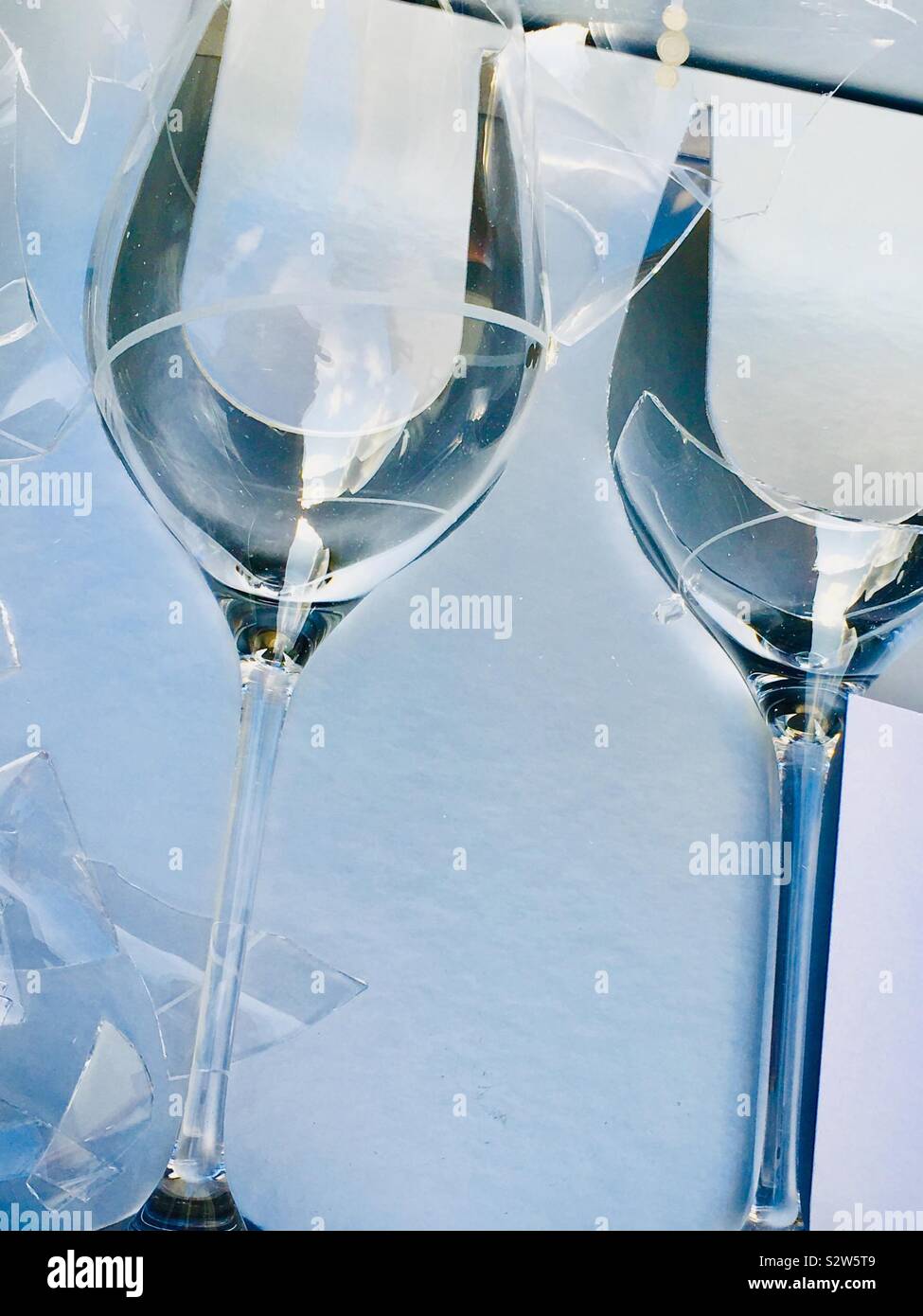 Purè di bicchieri di vino con cocci di vetro Foto Stock