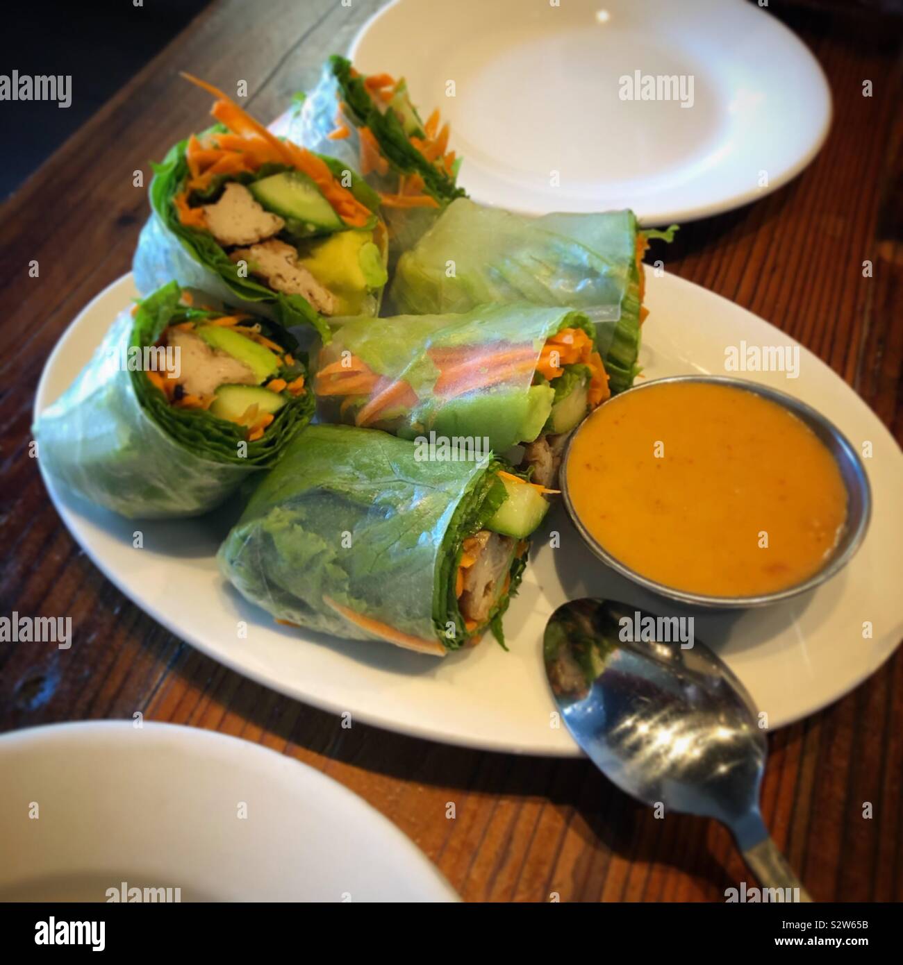 Vegetariano fresca involtini primavera a Imm cibo di strada sul viale dell'Università di Berkeley, California. - Immagine stock catturata con smartphone
