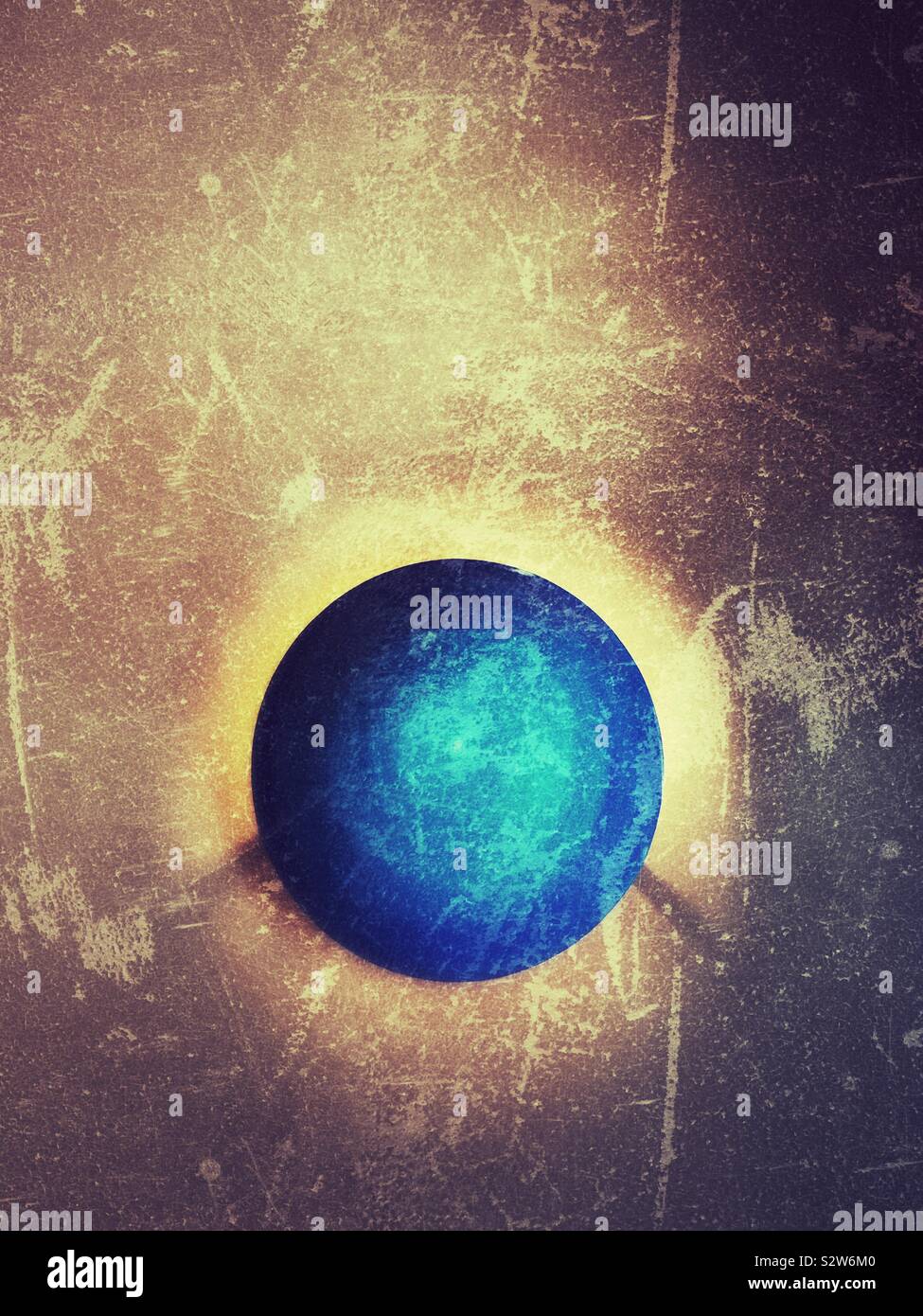 Sfera blu con luce di sfondo appeso alla parete- decorazione concettuale Foto Stock