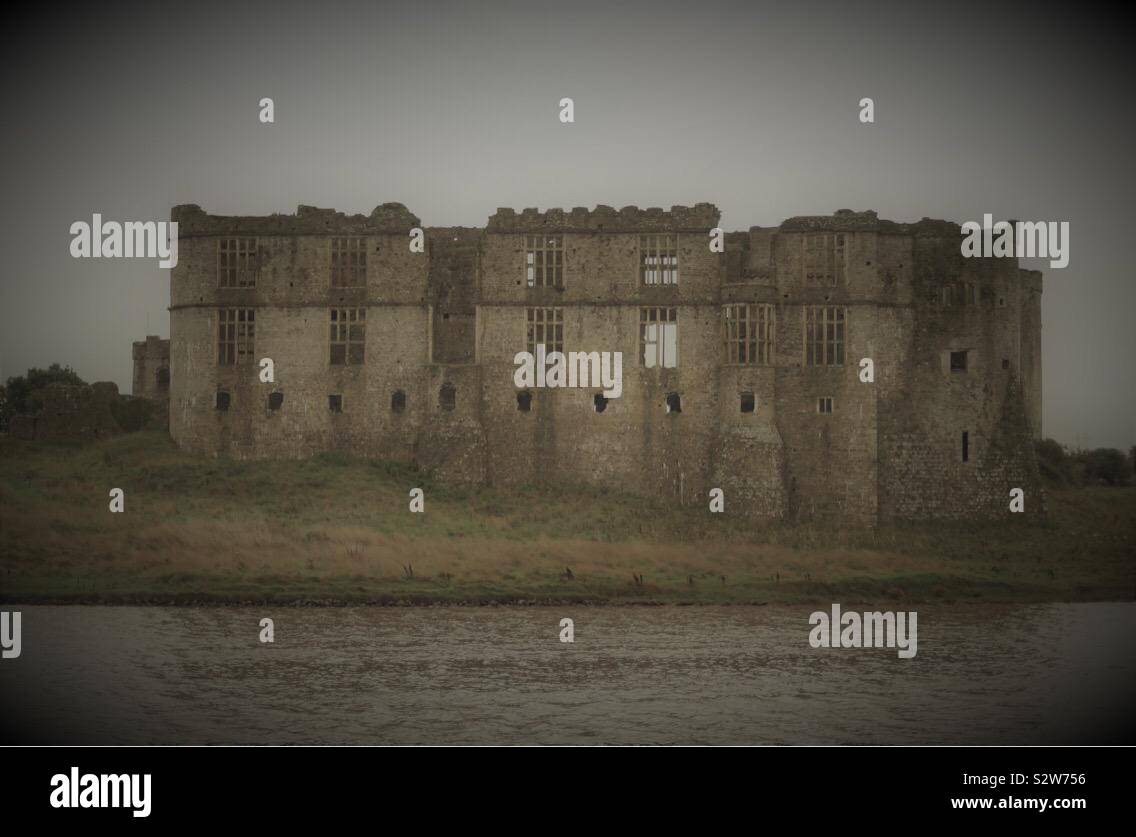 In stile retrò immagine di un castello normanno. - Carew Castle in Pembrokeshire, West Wales, Regno Unito Foto Stock