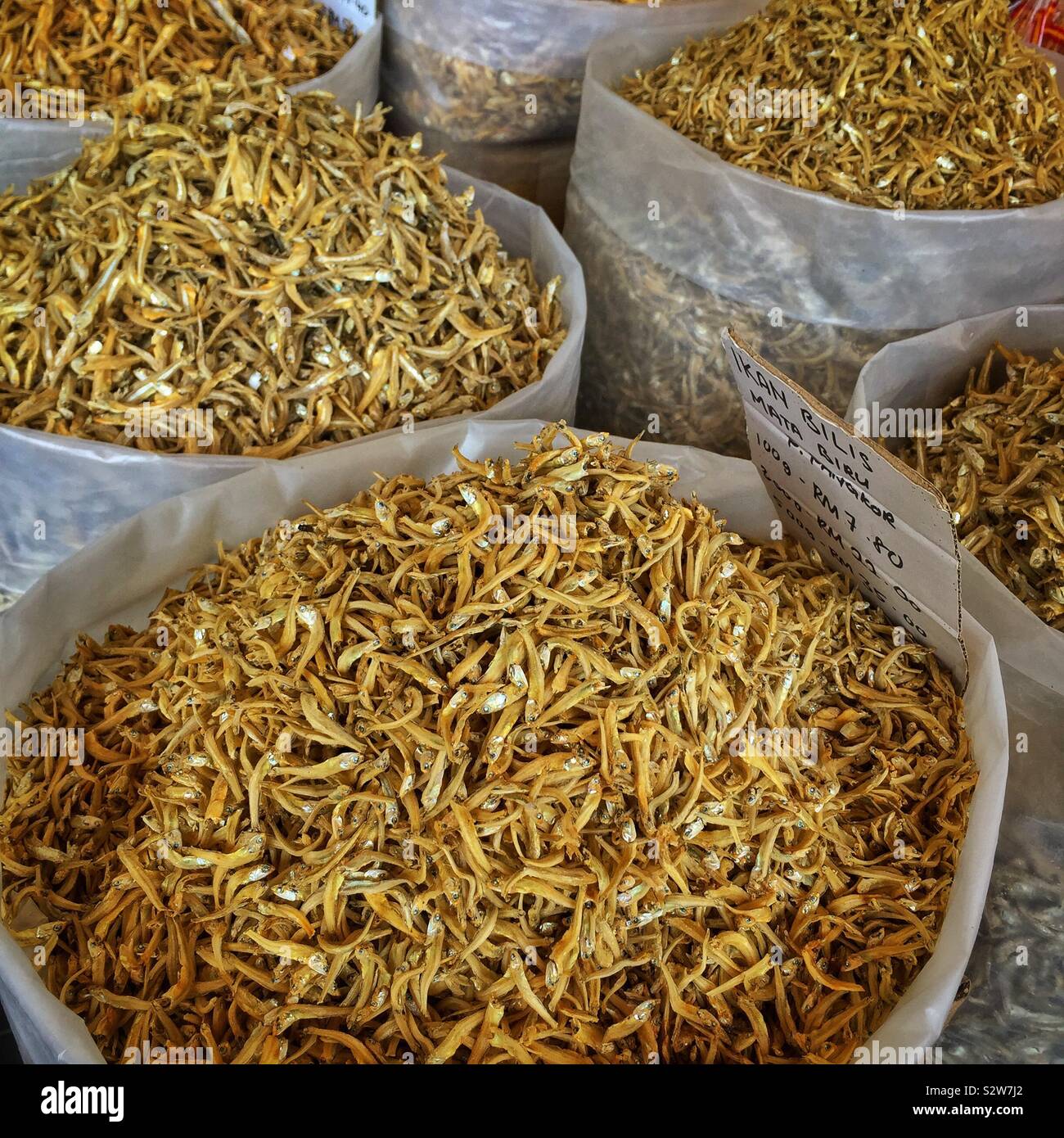 Secchi alla rinfusa di pesce fritto in vendita in Lumut, Perak, Malaysia Foto Stock