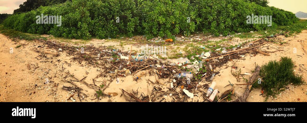 La spazzatura, principalmente per bottiglie di plastica lungo l'acqua alta linea della spiaggia, Manjung estuario del fiume, vicino a Lumut, Perak, Malaysia - Immagine stock catturata con smartphone
