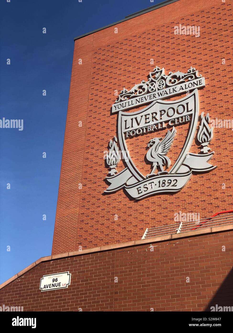 Anfield stadium Liverpool Football Club. Non vi troverete mai a camminare da soli lfc crest badge sulla parete dello stadio. Foto Stock