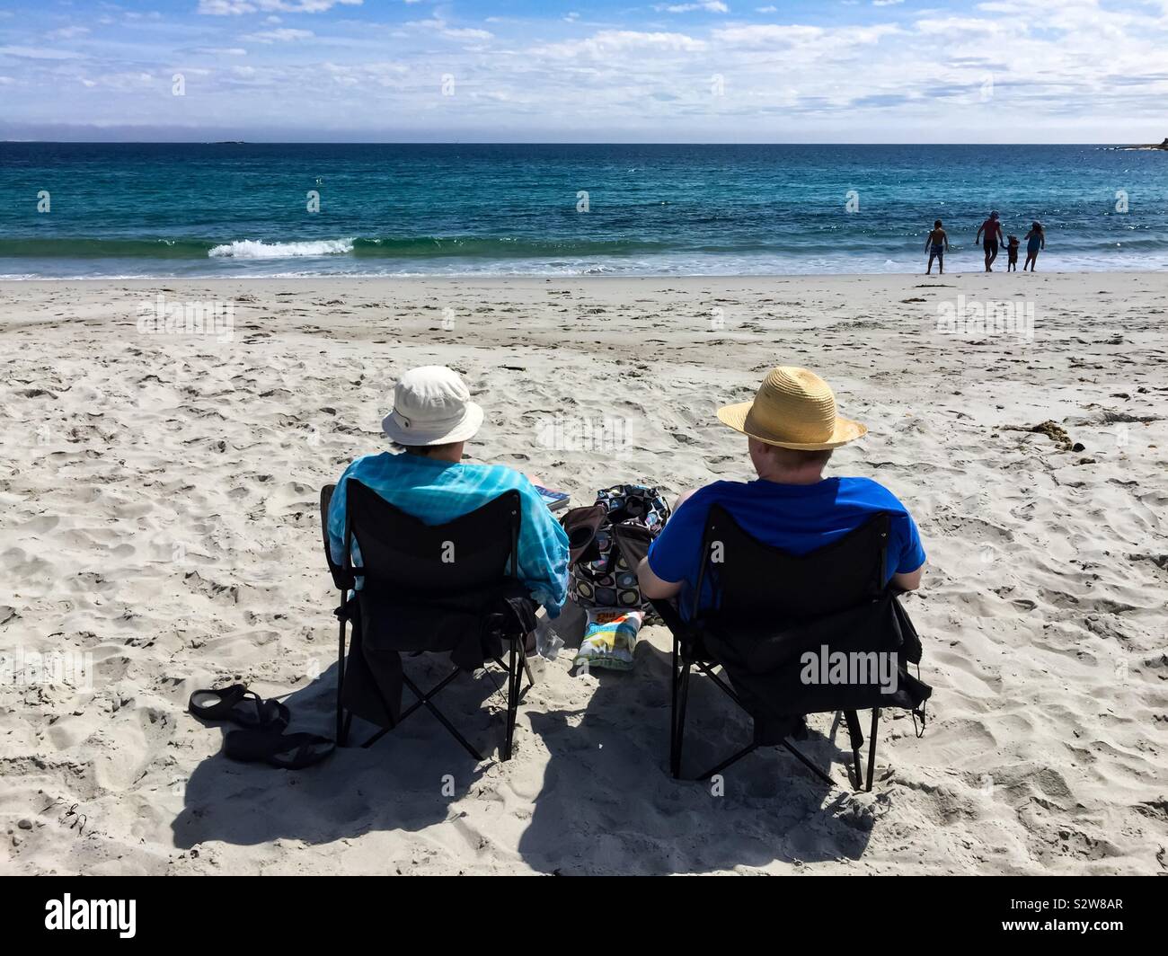 Seniors a spiaggia - Immagine stock catturata con smartphone