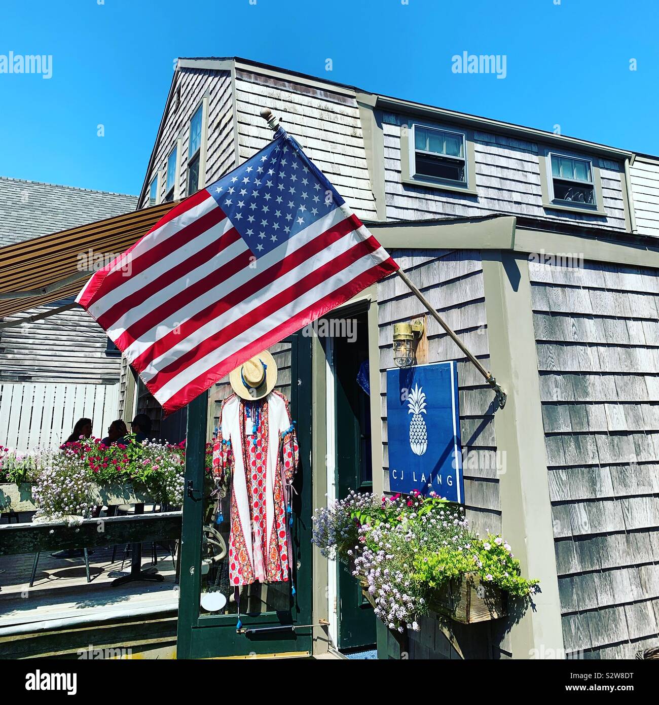 Bandiera americana su un edificio nella città di Siasconset, Nantucket Island, Massachusetts, Stati Uniti - Immagine stock catturata con smartphone