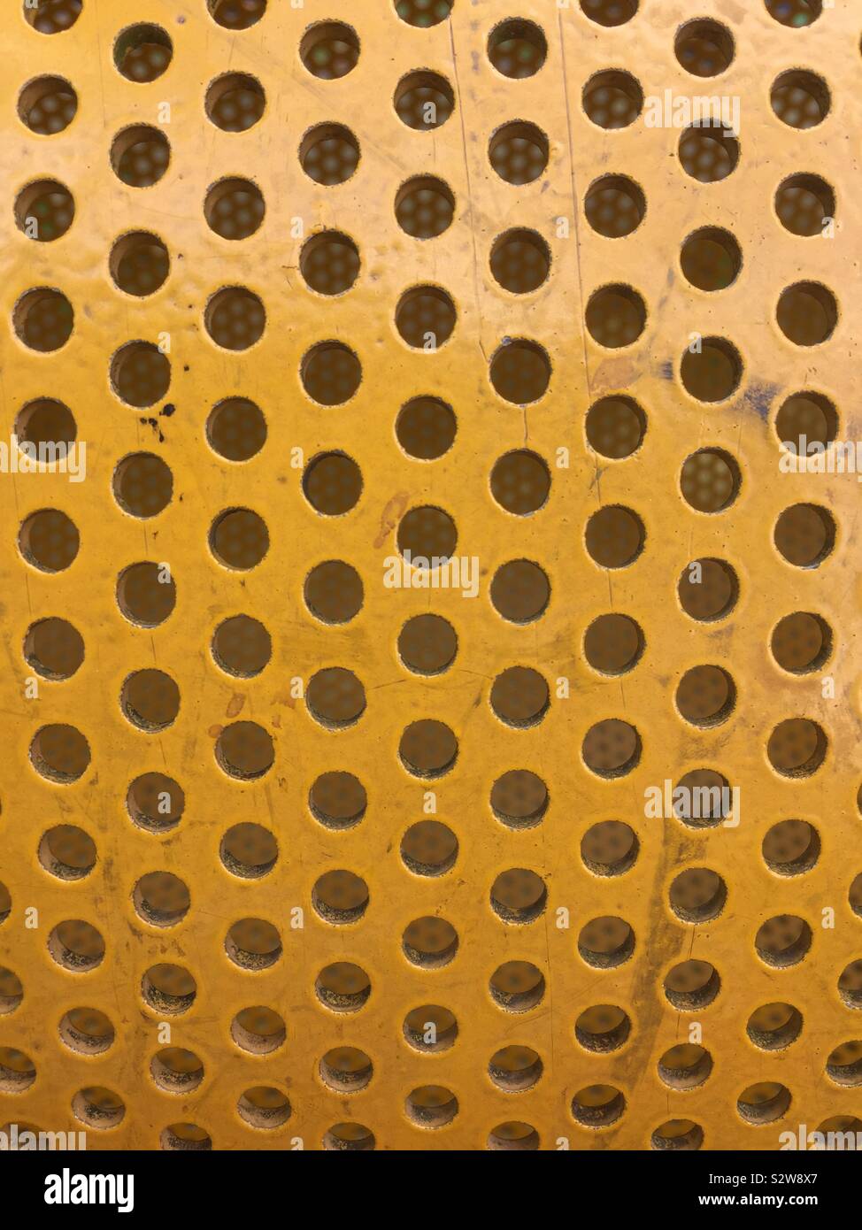 Fori di colore giallo Foto Stock
