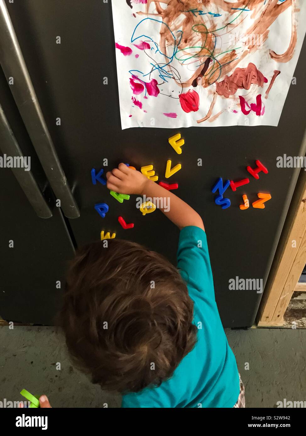 Un bambino di arte e lettere sullo sportello del frigorifero, Canada Foto Stock