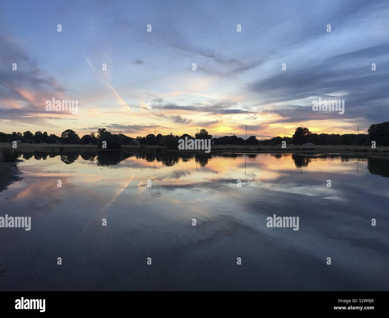 Tramonto sul piccolo lago bellissima riflessione - Immagine stock catturata con smartphone