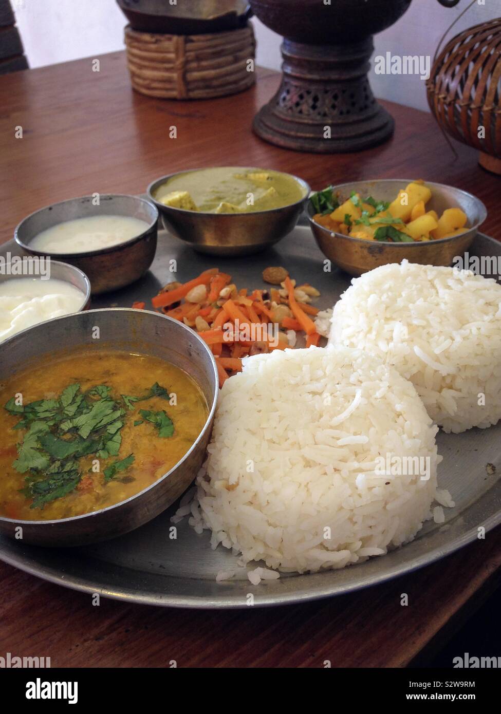 Autentica e gustosi piatti indiani thali vegetariano cibo con riso, dal, curry in un ristorante in Dharamsala, Himachal Pradesh, India del nord Foto Stock