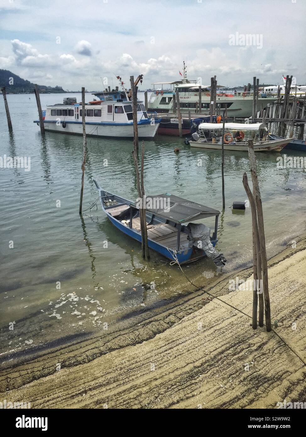 Barche ormeggiate al Waterfront, Lumut, Perak, Malaysia - Immagine stock catturata con smartphone
