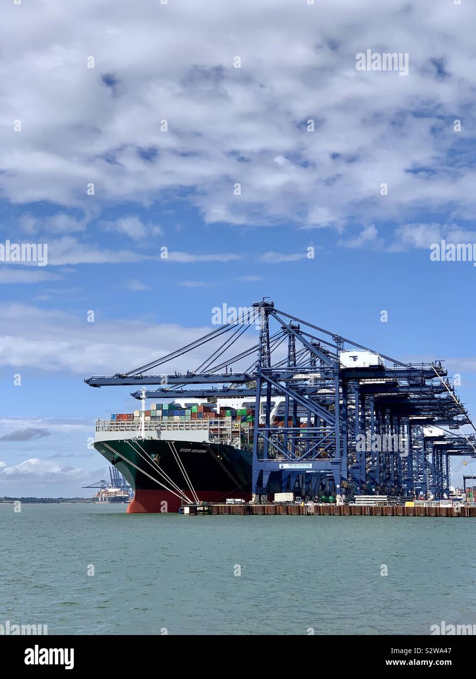Porto di Felixstowe, Suffolk, Regno Unito - 18 August 2019: Il mai governare Evergreen contenitore nave ormeggiata per le operazioni di carico e scarico. - Immagine stock catturata con smartphone