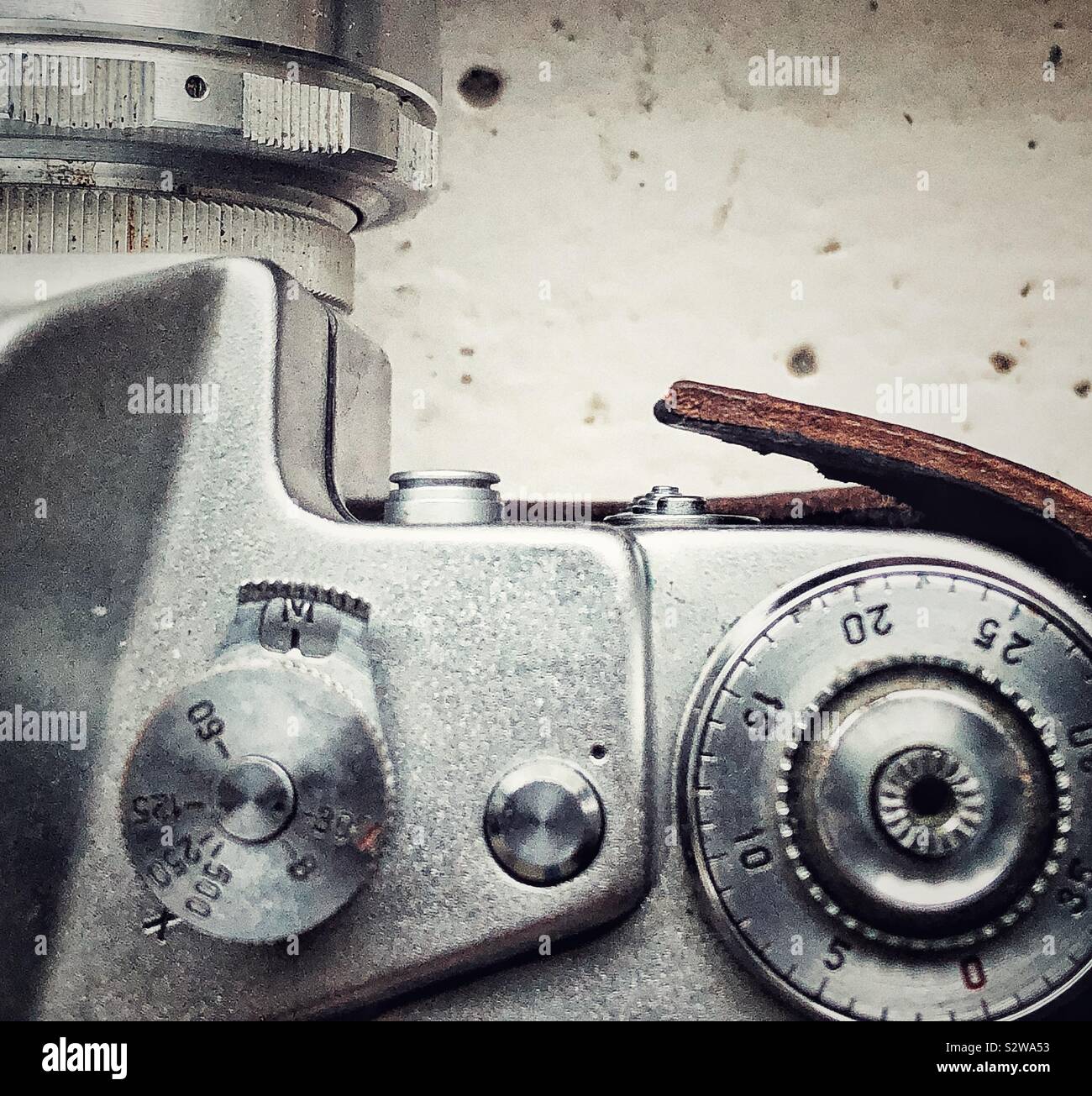 Primo piano dettaglio del vecchio vintage completamente meccanico film fotocamera sovietica vista superiore Foto Stock