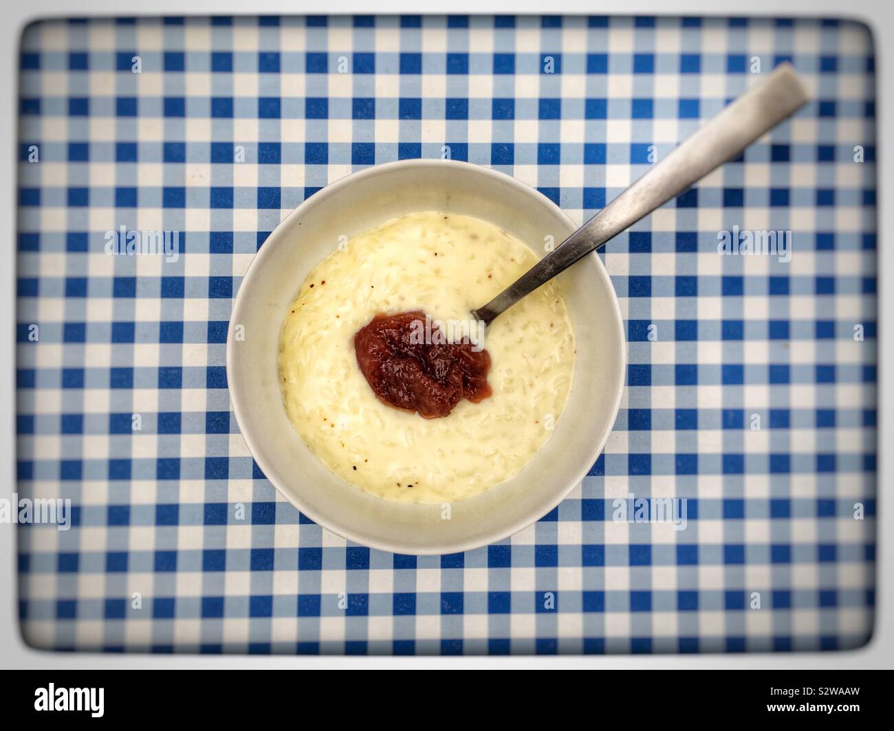 Budino di riso con confettura di fragole - Immagine stock catturata con smartphone
