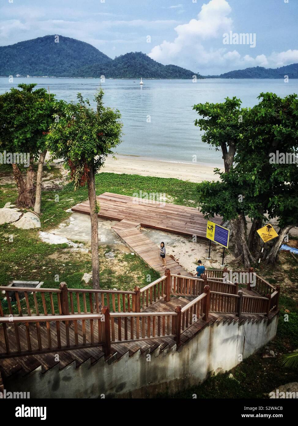 Accesso alla spiaggia presso il Swiss-Garden Beach Resort, con Isola di Pangkor visibile in distanza, nei pressi di Lumut, Perak, Malaysia Foto Stock