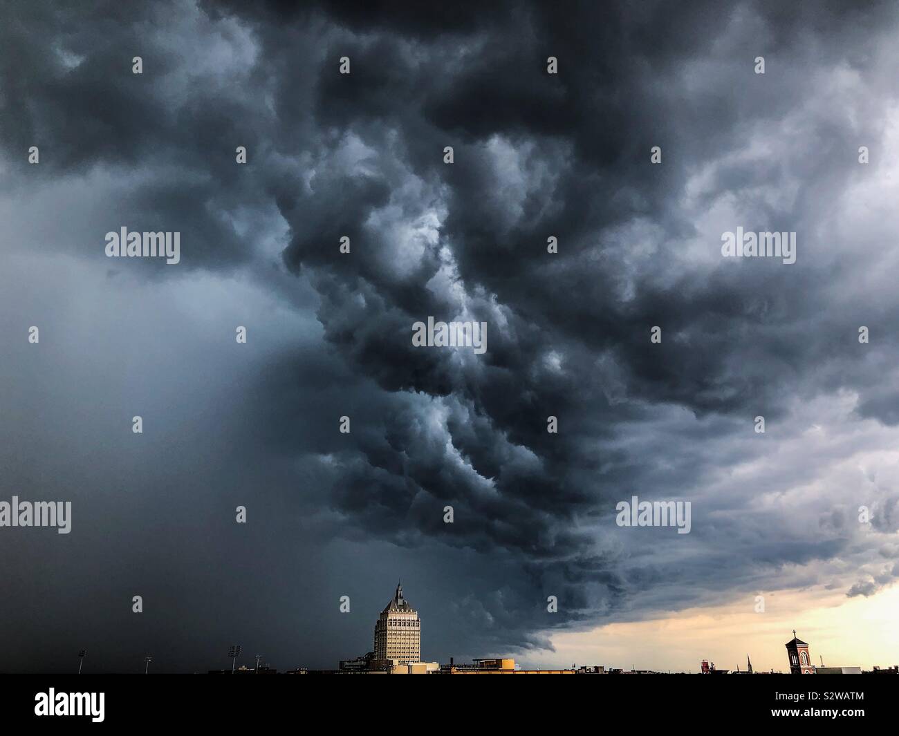 Apocalyptic cieli di Rochester NY con l'iconico Edificio Kodak in vista dal tetto - Immagine stock catturata con smartphone