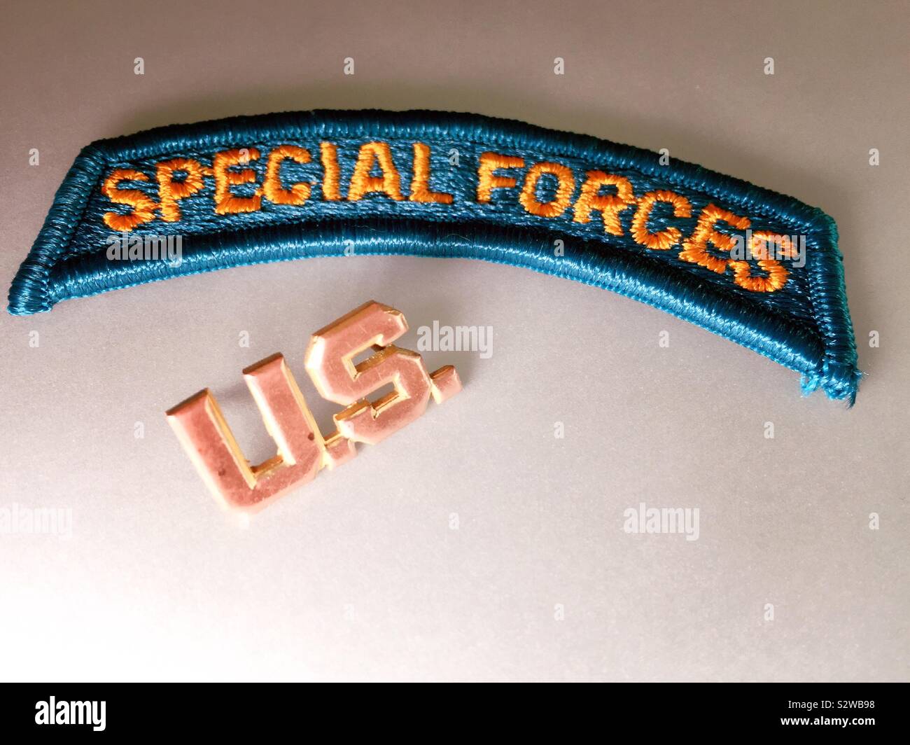 Close up di forze speciali scheda e noi esercito degli Stati Uniti il pin Foto Stock