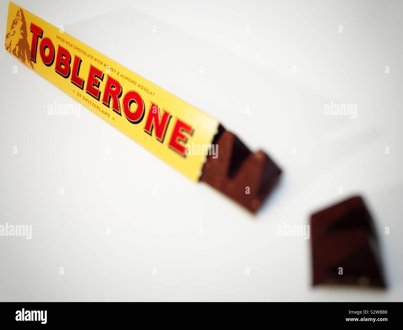 Toblerone chocolate bar - Immagine stock catturata con smartphone