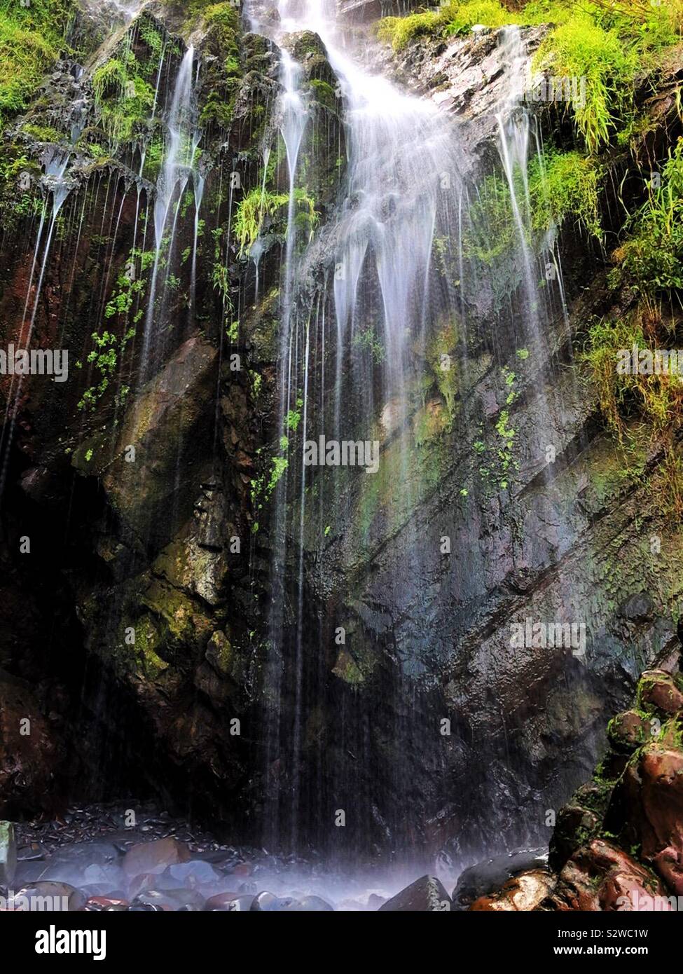 Cascata sul Clovelly Beach, North Devon, Inghilterra, Agosto. Foto Stock